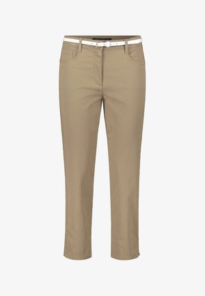 Beżowe bawełniane spodnie o slim fit, z dwoma przednimi kieszeniami, białym paskiem i czystymi szwami. Materiał nadający się do prania w pralce.