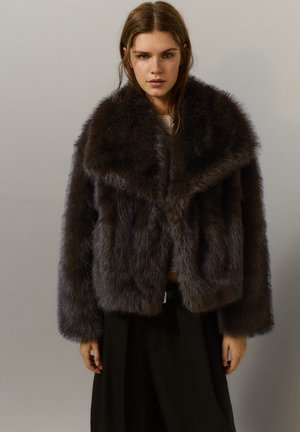 PULL&BEAR, SHORT FAUX FUR - COAT - Veste d'hiver - brown