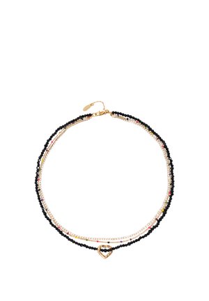 Collar de varias capas con cuentas negras, pequeñas cuentas de colores en cadenas doradas y un colgante en forma de corazón dorado en la cuerda de cuentas negras.
