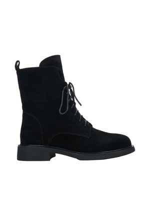 Czarny zamszowy botek za kostkę z okrągłym noskiem, sznurowanym przodem i niskim obcasem typu blok. Posiada pętelkę z tyłu ułatwiającą zakładanie.