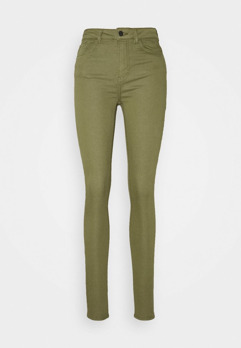 Jeans taille haute vert olive avec une coupe slim, dotés de cinq poches, d'une fermeture frontale à boutons et d'une texture lisse.