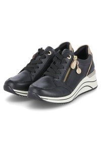 Baskets en cuir noir avec lacets à l'avant, fermeture éclair sur le côté et accents en métal doré. Semelle blanche surélevée avec une semelle en caoutchouc noir texturé.
