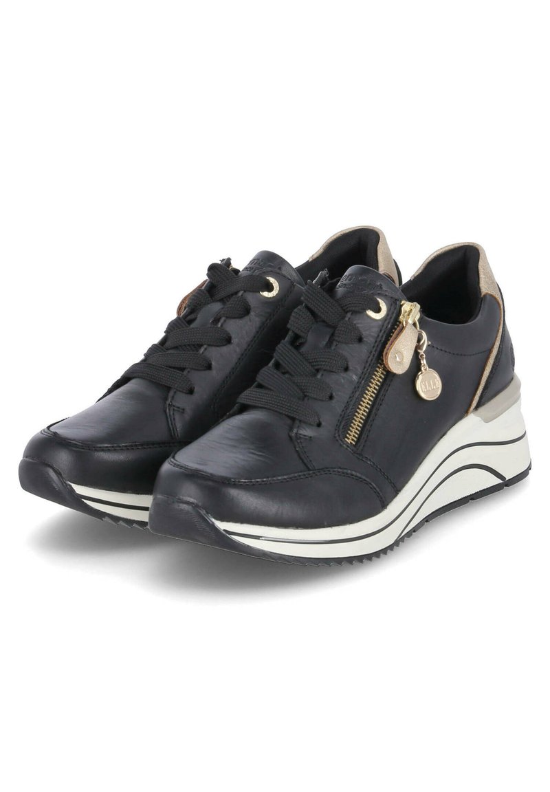 Baskets en cuir noir avec lacets à l'avant, fermeture éclair sur le côté et accents en métal doré. Semelle blanche surélevée avec une semelle en caoutchouc noir texturé.