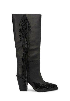 Czarne za kolano buty z frędzlami po zewnętrznej stronie, teksturowana cholewka, spiczasty nos ozdobiony detalami oraz masywny obcas.