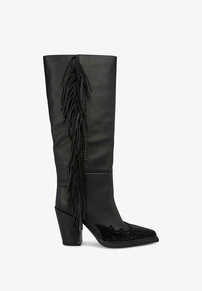 Botín negro hasta la rodilla con detalle de flecos en el lado exterior, parte superior texturizada, puntera afilada adornada con embellishments y tacón grueso.