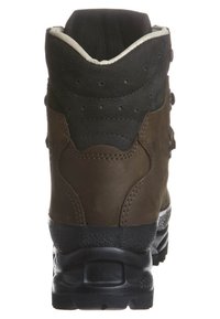 Καφέ και μαύρο μποτάκι πεζοπορίας, β viewed από πίσω, με επενδεδυμένο κολάρο, λεπτομέρειες ραφής και ανθεκτική μαύρη σόλα για υπαίθρια χρήση.