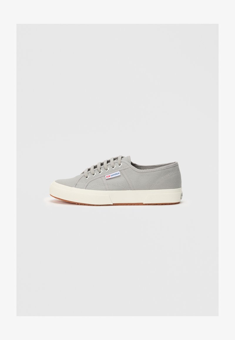 Madala lõikega hall kangast sneaker valge kummist tallaga, valgete paeltega ning väikse "Superga" brändi sildiga külgedel.