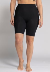 Shorts neri a vita alta modellanti realizzati in tessuto elastico morbido, con taglio alla lunghezza del ginocchio e design senza cuciture per un aspetto snello.