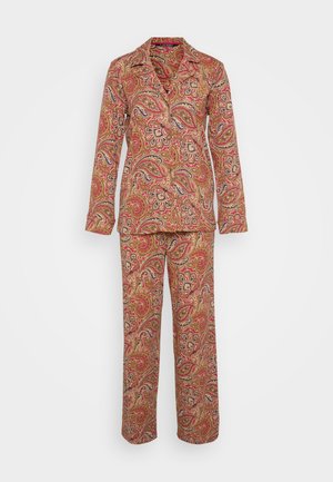 Pajama komplet s paisley vzorom v rdeči in zlatem, ki vsebuje dolgi rokav s gumbom in ujemajoče se hlače, narejen iz mehkega materiala z gladko teksturo.