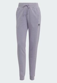 Fialové úzké tepláky s elastickým pasem, šňůrkou, bočními kapsami, staženými kotníky a malým černým logem Adidas na levém stehně.