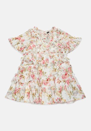 Vestido com padrão floral em branco, apresentando flores cor-de-rosa e verdes. Decote e mangas com babados, design em camadas com acabamentos franzidos.