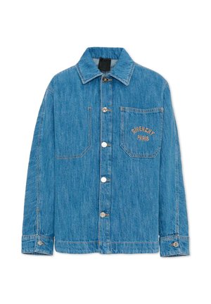 Niebieska kurtka z denimu na guziki z dwoma kieszeniami na piersi, jedna haftowana napisem „Givenchy Paris“ beżową nitką.