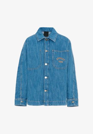 Niebieska kurtka z denimu na guziki z dwoma kieszeniami na piersi, jedna haftowana napisem „Givenchy Paris“ beżową nitką.