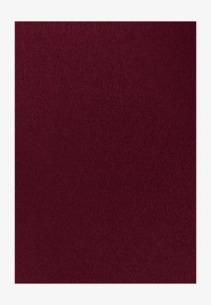 Bordo audinys su lygiu paviršiumi, turintis nuoseklų matinį finišą ir vientisą spalvą visame paviršiuje, be raštų ar akcentų.