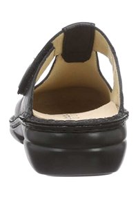 Schwarze Ledersandale mit offener Rückseite, die eine glatte Textur, geformtes Fußbett und eine gepolsterte, abgerundete Sohle bietet.