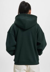 DEF HOODY - Lukuga pusa - dark green