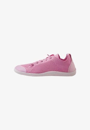 Zapatilla tejida de color rosa claro con suela blanca, diseño de corte bajo, patrón lateral texturizado, cordones y cuello acolchado vista de lado.