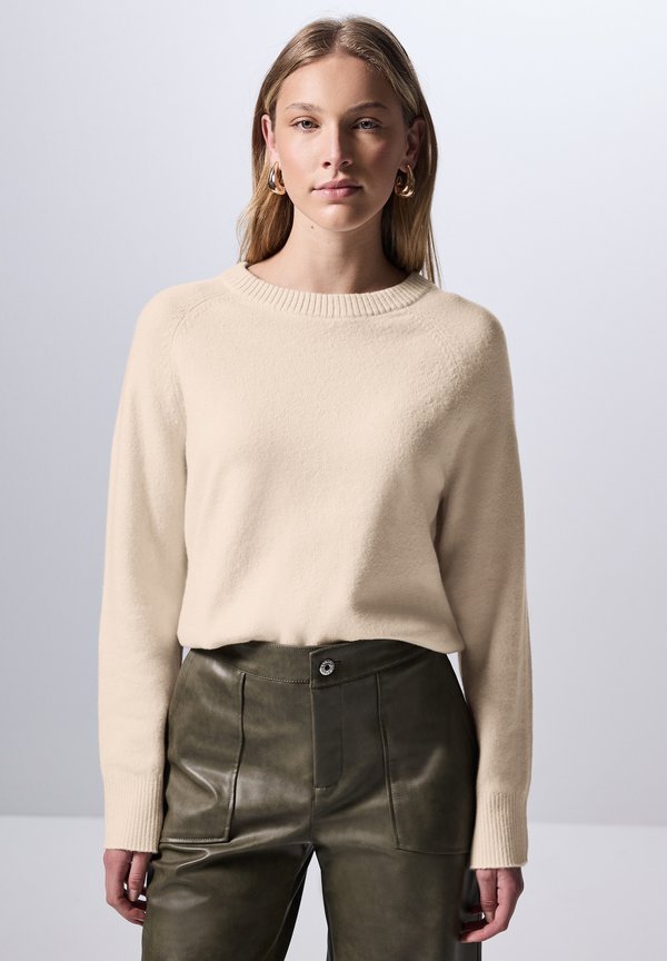 MIT RUNDHALS - Strickpullover - beige