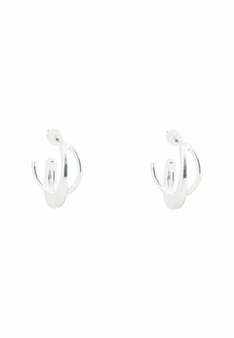Orecchini a cerchio in argento con un design unico e intrecciato, caratterizzati da una finitura liscia e lucida e da chiusure a perno sicure.