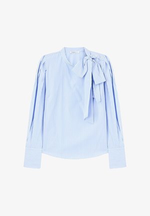 Blusa a righe blu e bianche con maniche lunghe, dettaglio a fiocco sulla spalla sinistra e applicazioni a bottone sulla spalla e nei polsini.