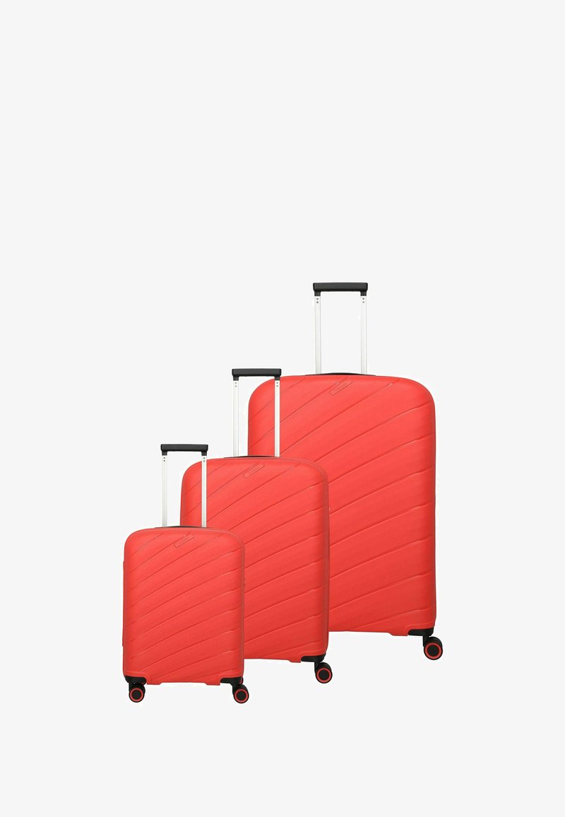 Tre valigie rigide rosse di dimensioni diverse, con una texture a strisce e ruote nere, dotate di maniglie estraibili e accenti a contrasto.