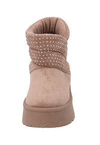 Stivaletto alla caviglia in finta pelle scamosciata marrone con cinturino decorato, pieghe diagonali e suola spessa, con dettagli di perline trasparenti sulla tomaia.