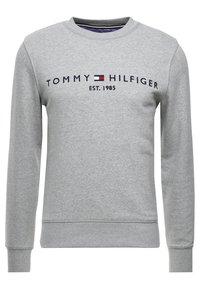 Hellgrauer Langarm-Sweatshirt mit Rundhalsausschnitt, darauf der Text "Tommy Hilfiger", das Markenflaggen-Logo und "Est. 1985" auf die Brust gestickt.