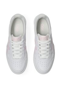 Bílé tenisky s jemně růžovými akcenty, vyrobené z kůže a síťoviny. Mezi jejich funkce patří perforovaný špička, kulaté tkaničky a texturovaná podrážka.