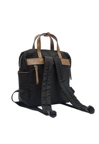 Czarny plecak z tkaniny z brązowymi skórzanymi akcentami, podwójnymi uchwytami, wyściełanymi szelkami i kieszeniami na zamek. Kompaktowy, strukturalny design o gładkiej fakturze.