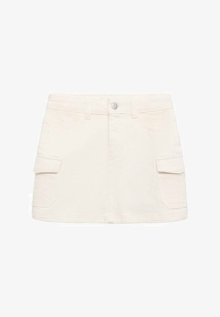 Jupe en denim blanc avec taille haute, fermeture à bouton sur le devant et deux poches cargo sur les côtés. Texture lisse avec des détails cousus.