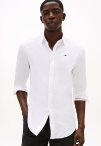 Tommy Jeans SLIM STRETCH OXFORD SHIRT - Camisa - white