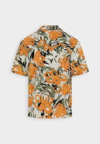 Kortærmet skjorte med beige bund, abstrakte orange blomster mønstre og grønne samt sorte penselstræk, vist fra bagsiden.