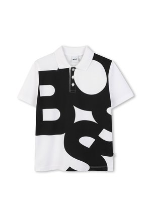Witte polo met korte mouwen met grote overlappende zwarte letters die "BOSS" spellen en drie knopen onder de kraag.