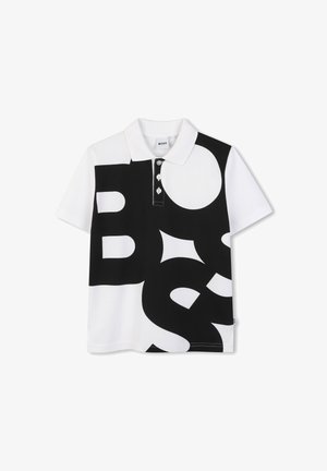 Witte polo met korte mouwen met grote overlappende zwarte letters die "BOSS" spellen en drie knopen onder de kraag.