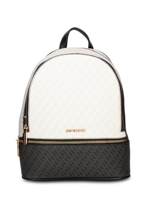 Sac à dos avec poignée supérieure, partie supérieure blanche à motif, partie inférieure noire à motif, fermeture éclair dorée et logo "pierre cardin" à l'avant.