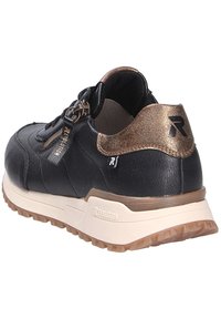 Zwarte sneaker met metallic gouden accenten, van textuurleer, met een contrasterende crèmekleurige zool en ritssluiting. Kenmerkt zich door branding aan de achterkant.