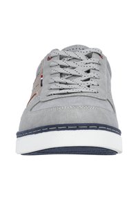 Grå mockasneakers med rund tå, texturerad yta, kontrasterande beige accenter, tryckt logotyp, platta snören och vit gummisula med marinblå kant.