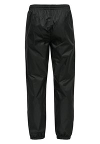 Schwarze wasserdichte Hose mit elastischem Bund und Bündchen, aus glänzendem Stoff, von vorne auf weißem Hintergrund gezeigt.