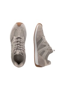 Zapatillas deportivas grises que combinan materiales de gamuza y malla, con una suela acolchada y una suela de goma para mayor tracción.