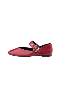 Botte plate en cuir rouge avec un bout pointu et une sangle latérale avec une boucle en or. Texture lisse et semelle noire à profil bas.