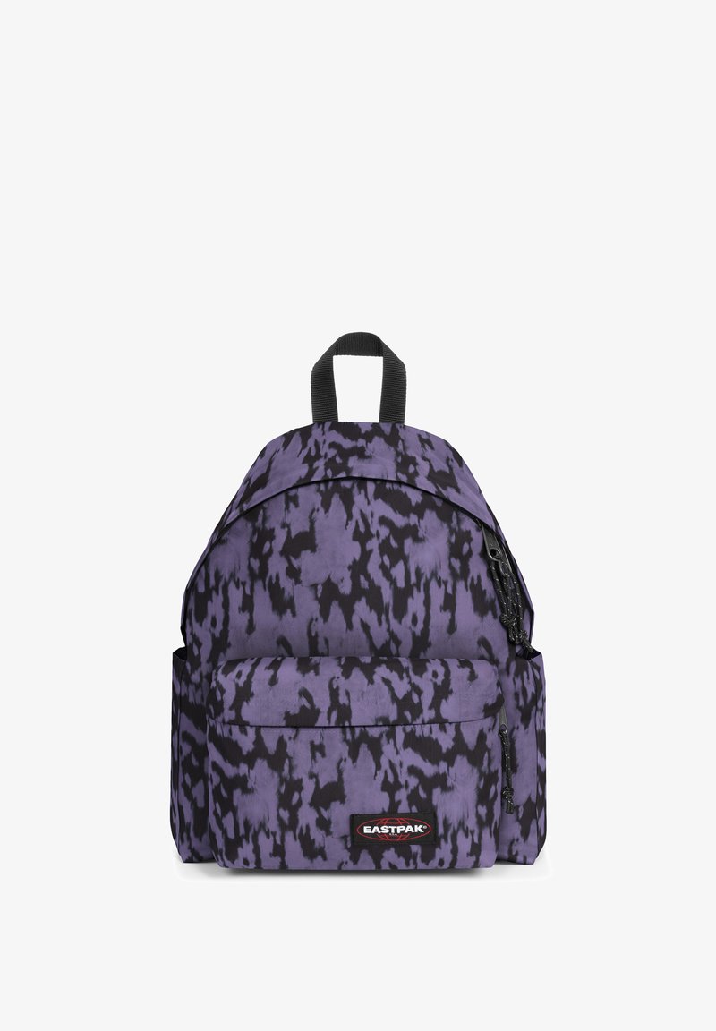 Sac à dos à motif violet et noir de forme arrondie, avec une poche zippée à l'avant et un tissu texturé. Équipé d'une poignée supérieure et de bretelles ajustables.