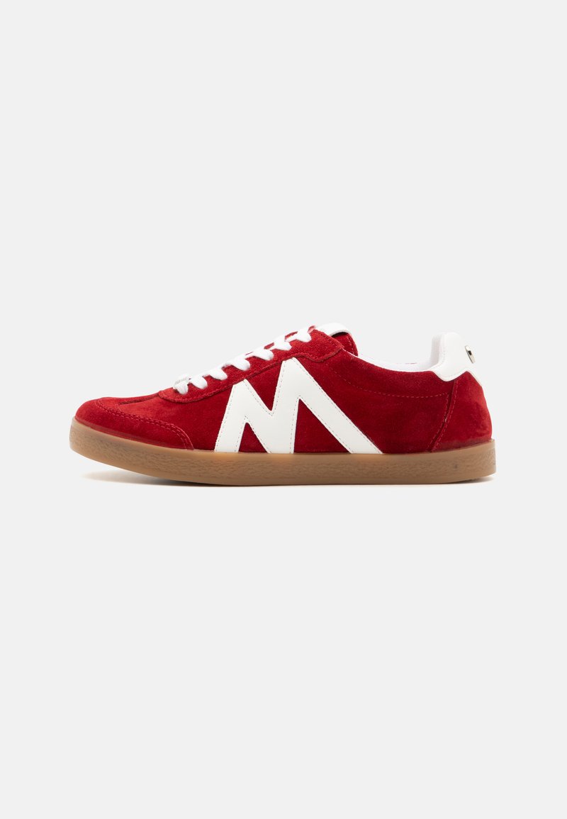 Røde semsket sneakers med hvite skinndetaljer, utstyrt med en fremtredende M-logo, hvite snørebånd og en såle av gummirubber.