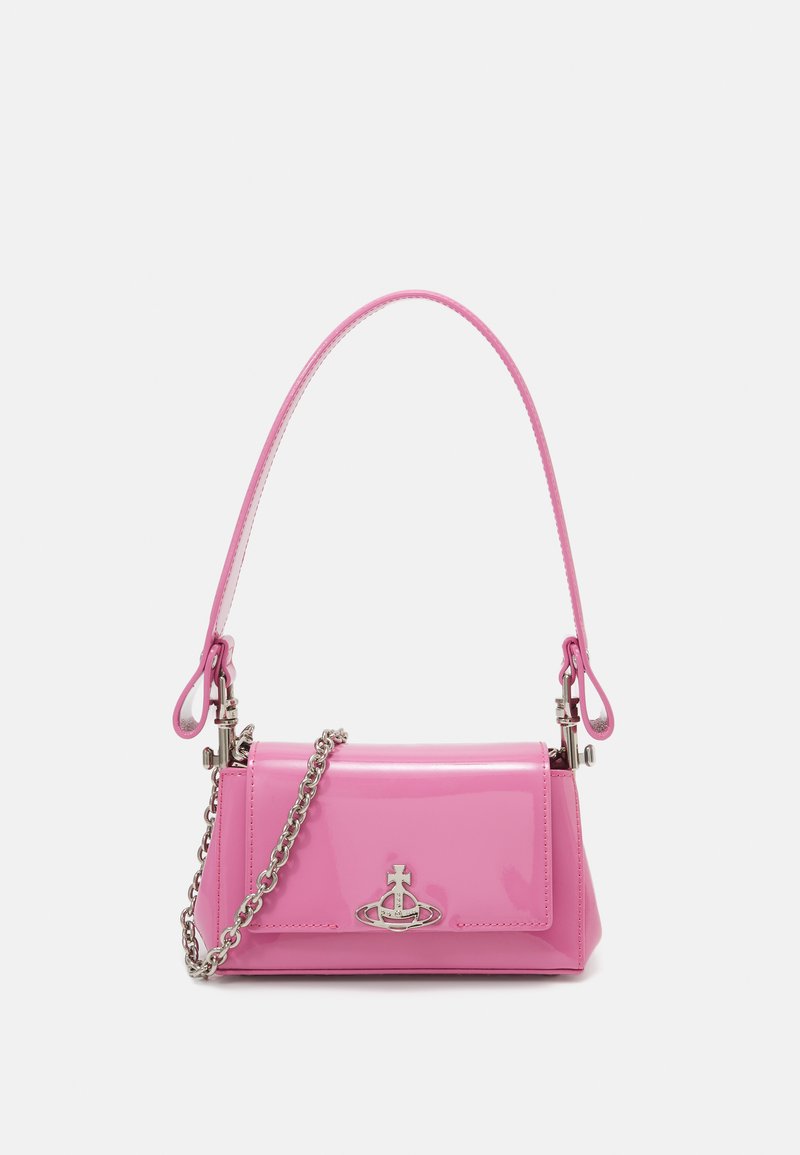 Rózsaszín lakkbőr kézitáska téglalap alakú, levehető láncos vállpánttal és ezüst színű részletekkel az elején.
