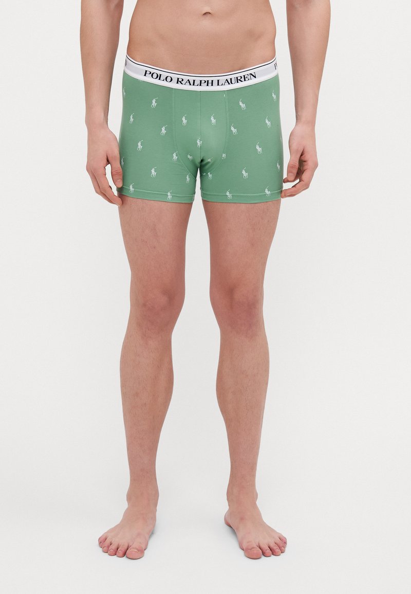 Zielone bokserki o dopasowanym kroju, z białą taśmą w logo Polo Ralph Lauren oraz powtarzającym się małym wzorem białego logo.
