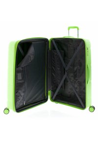 Maleta rígida verde con un acabado texturizado, interior de dos compartimentos, forro negro, correas para asegurar el contenido y ruedas que se deslizan suavemente.