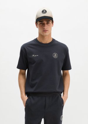 Marc O'Polo MOP CLUB '67 FOOTBALL T-SHIRT, HEAVY JERSEY, OVERSIZE - Μπλουζάκι με στάμπα - dark navy