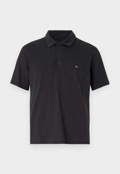 Sort polo shirt lavet af bomuld, med en foldet krave, tre knapper, korte ærmer og et lille broderet logo på brystet.
