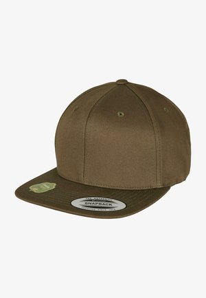 Olivenfarvet bomulds snapback cap med en flad skygge, tekstureret stof, broderede øjer og et rundt logo-patch på siden.