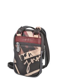 Bolso de mano de cuero con un patrón geométrico en marrón, beige y burdeos, con cierre de cremallera, correa ajustable y acento de logo.