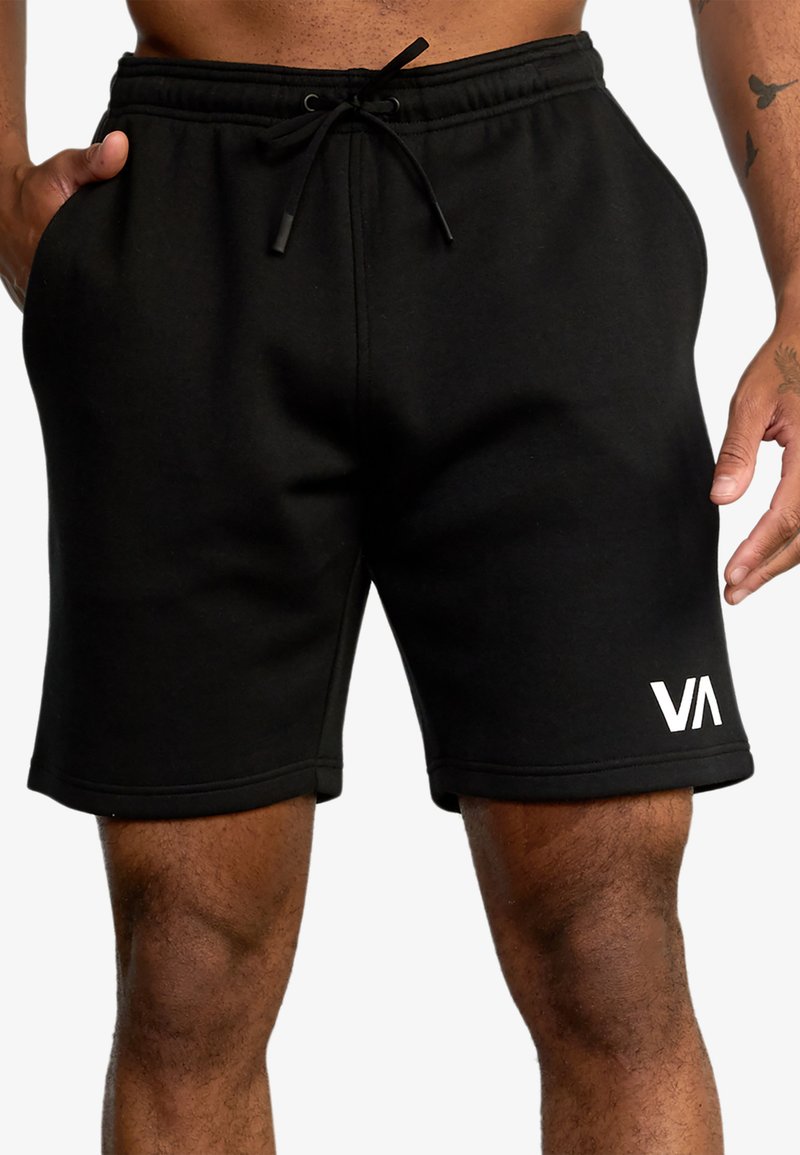 Shorts sportivi neri realizzati in materiale morbido; vita elastica con cordino; presenta un logo bianco sulla gamba sinistra; design lungo fino al ginocchio.